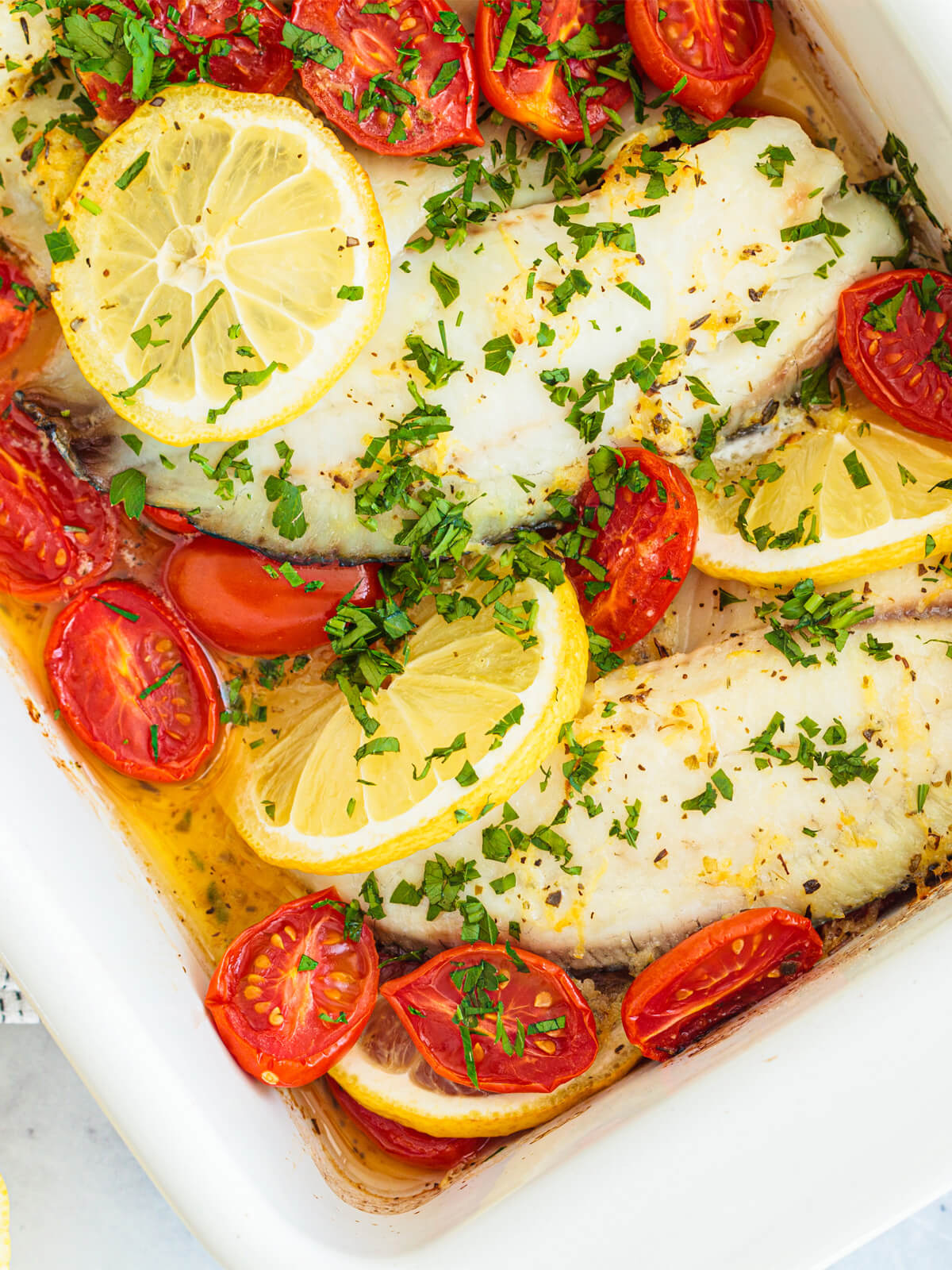Gebackenes Kabeljaufilet mit Kirschtomaten
