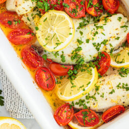 Gebackenes Kabeljaufilet mit Kirschtomaten