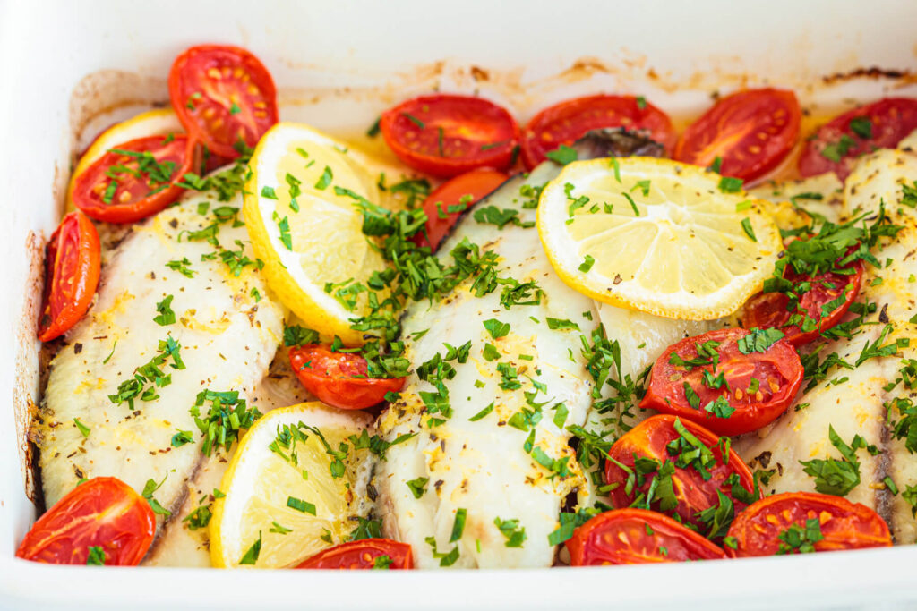 Gebackenes Kabeljaufilet mit Kirschtomaten