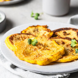 Gebratene Patissons (UFO-Kürbis) aus der Pfanne