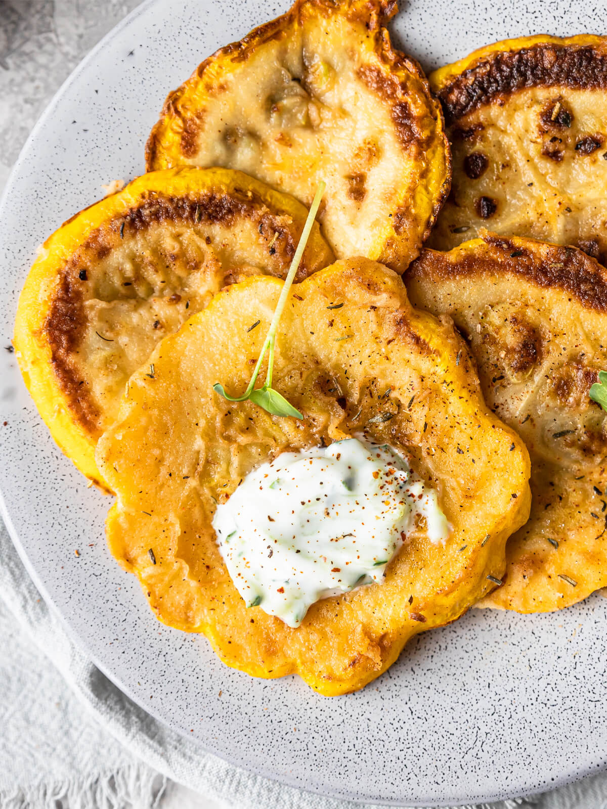 Gebratene Patissons (UFO-Kürbis) aus der Pfanne
