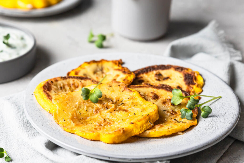 Gebratene Patissons (UFO-Kürbis) aus der Pfanne