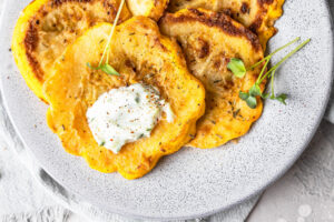 Gebratene Patissons (UFO-Kürbis) aus der Pfanne