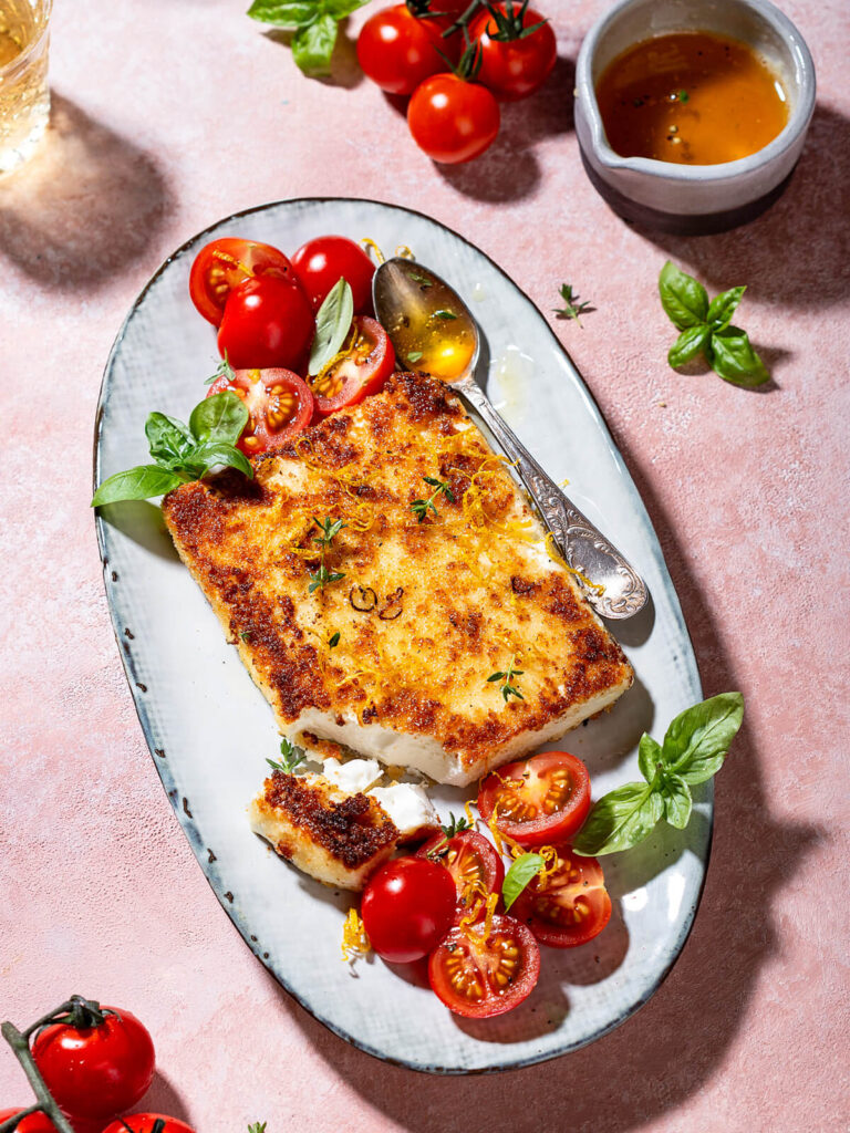 Gebratener Feta mit Pfeffer-Honig und frischem Tomatensalat