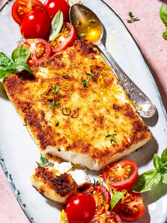 Gebratener Feta mit Pfeffer-Honig und frischem Tomatensalat