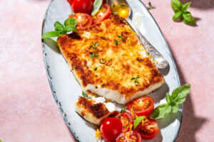 Gebratener Feta mit Pfeffer-Honig und frischem Tomatensalat