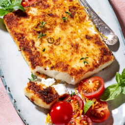 Gebratener Feta mit Pfeffer-Honig und frischem Tomatensalat