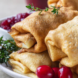 Herzhafte Pfannkuchentaschen mit Putenhack und Cranberry-Soße