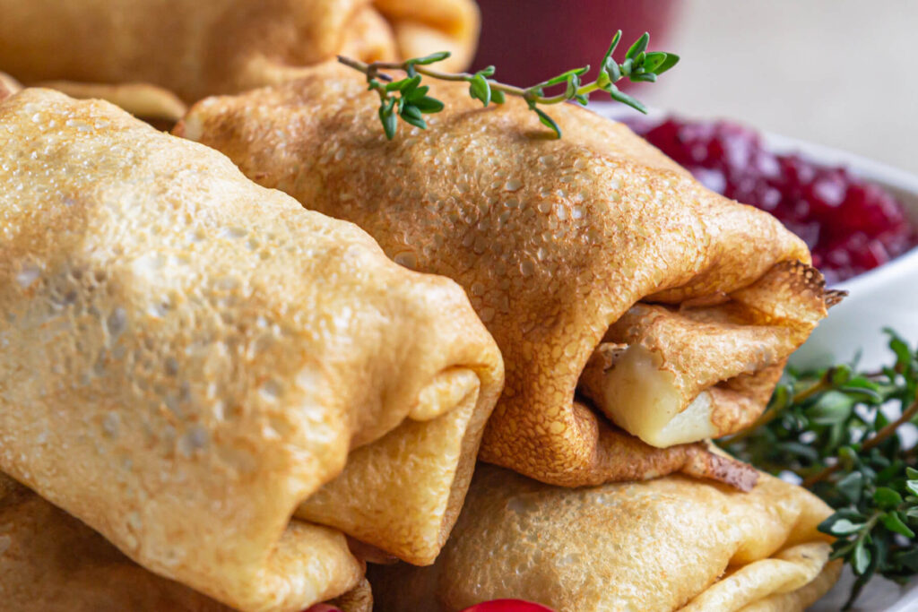 Herzhafte Pfannkuchentaschen mit Putenhack und Cranberry-Soße