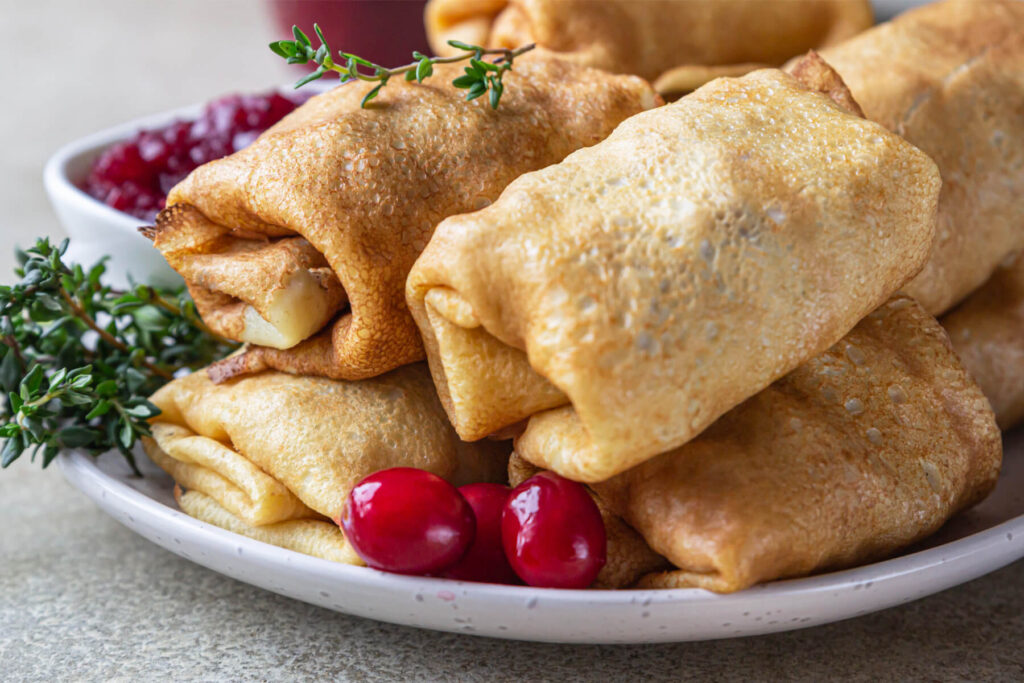 Herzhafte Pfannkuchentaschen mit Putenhack und Cranberry-Soße