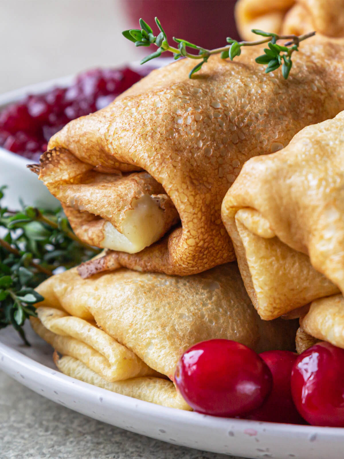 Herzhafte Pfannkuchentaschen mit Putenhack und Cranberry-Soße