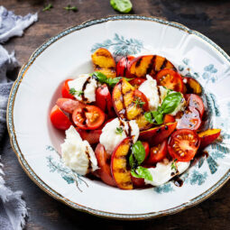 Gegrillter Pfirsich-Caprese-Salat mit Mozzarella & Balsamico-Creme