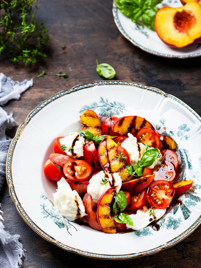 Gegrillter Pfirsich-Caprese-Salat mit Mozzarella & Balsamico-Creme