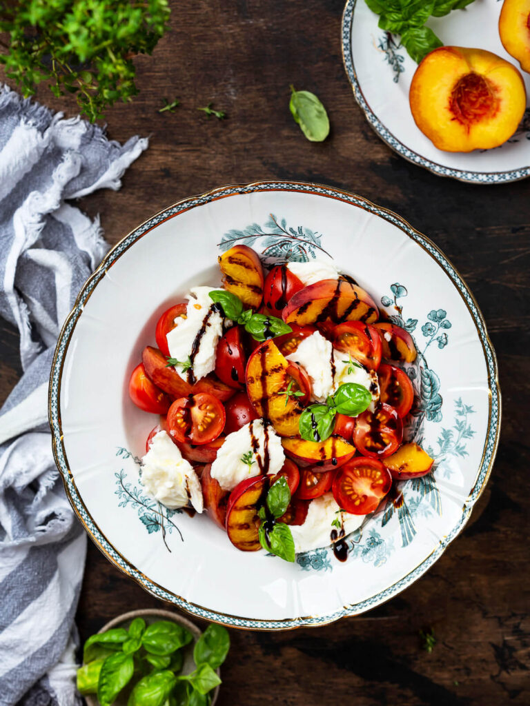 Gegrillter Pfirsich-Caprese-Salat mit Mozzarella & Balsamico-Creme