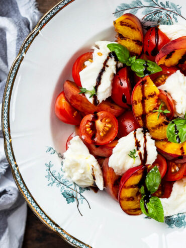 Gegrillter Pfirsich-Caprese-Salat mit Mozzarella & Balsamico-Creme