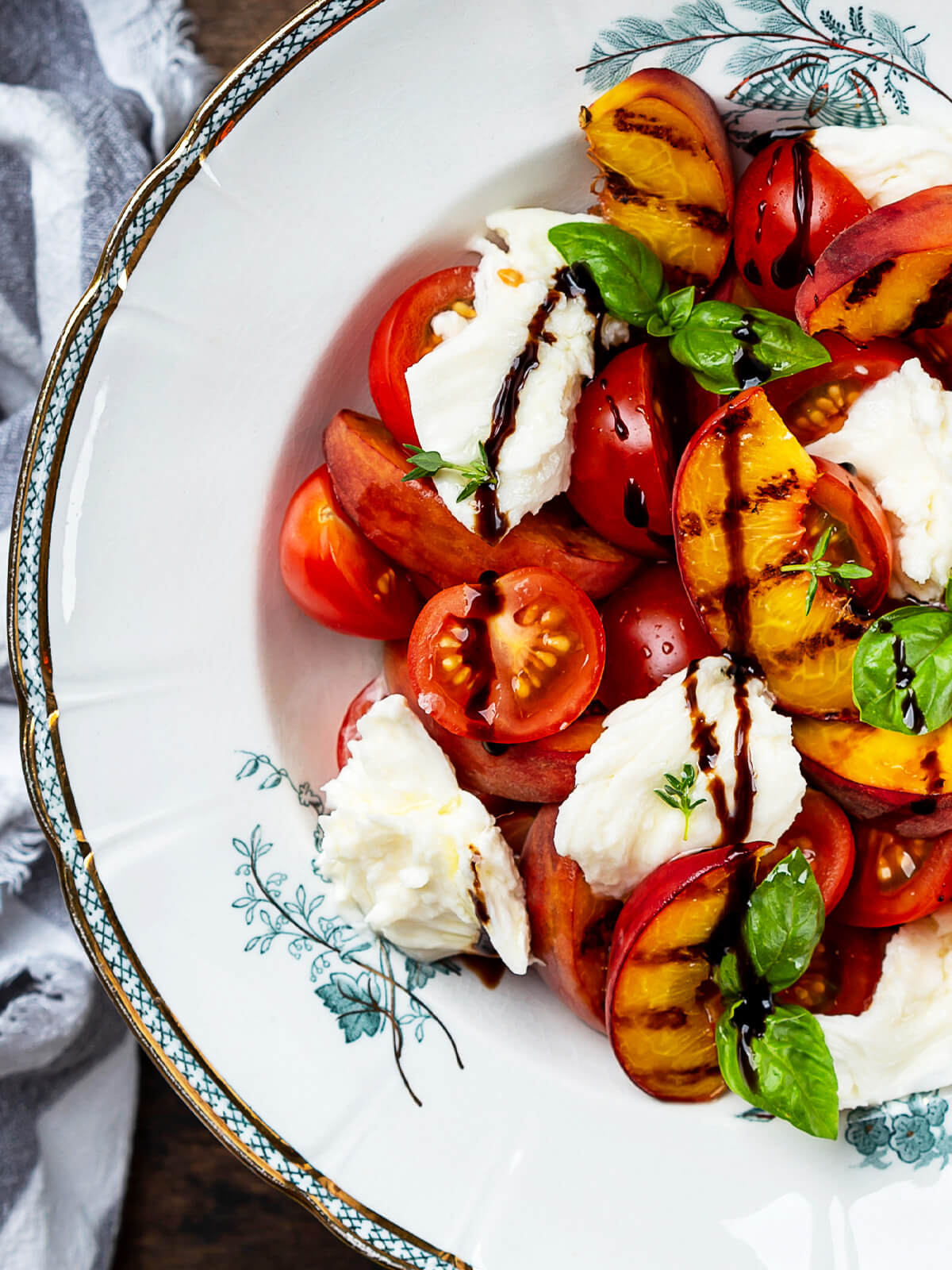 Gegrillter Pfirsich-Caprese-Salat mit Mozzarella & Balsamico-Creme