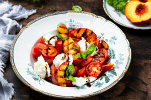 Gegrillter Pfirsich-Caprese-Salat mit Mozzarella & Balsamico-Creme