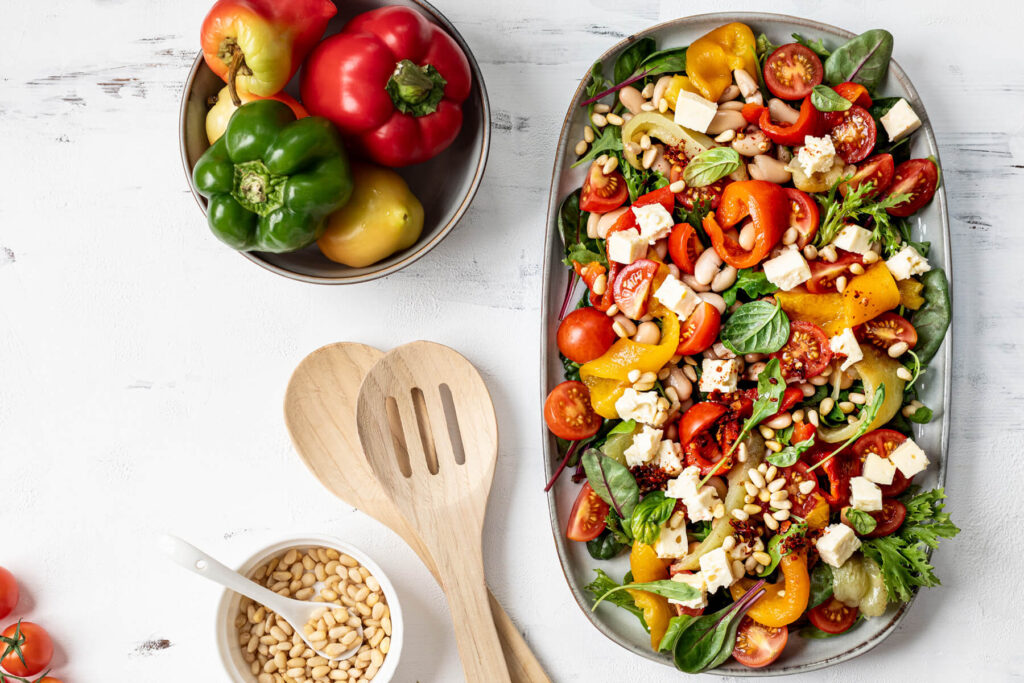 Gerösteter Paprika-Butterbohnen-Salat mit Harissa-Dressing
