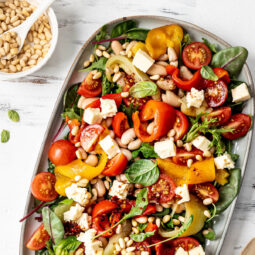 Gerösteter Paprika-Butterbohnen-Salat mit Harissa-Dressing