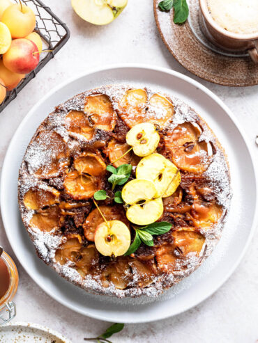 Gestürzter Apfelkuchen mit Walnüssen (Rührteig)
