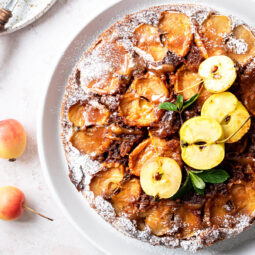 Gestürzter Apfelkuchen mit Walnüssen (Rührteig)