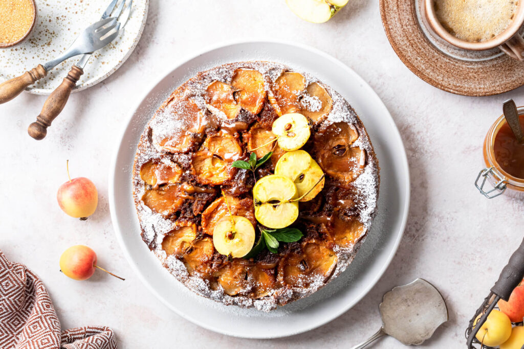 Gestürzter Apfelkuchen mit Walnüssen (Rührteig)