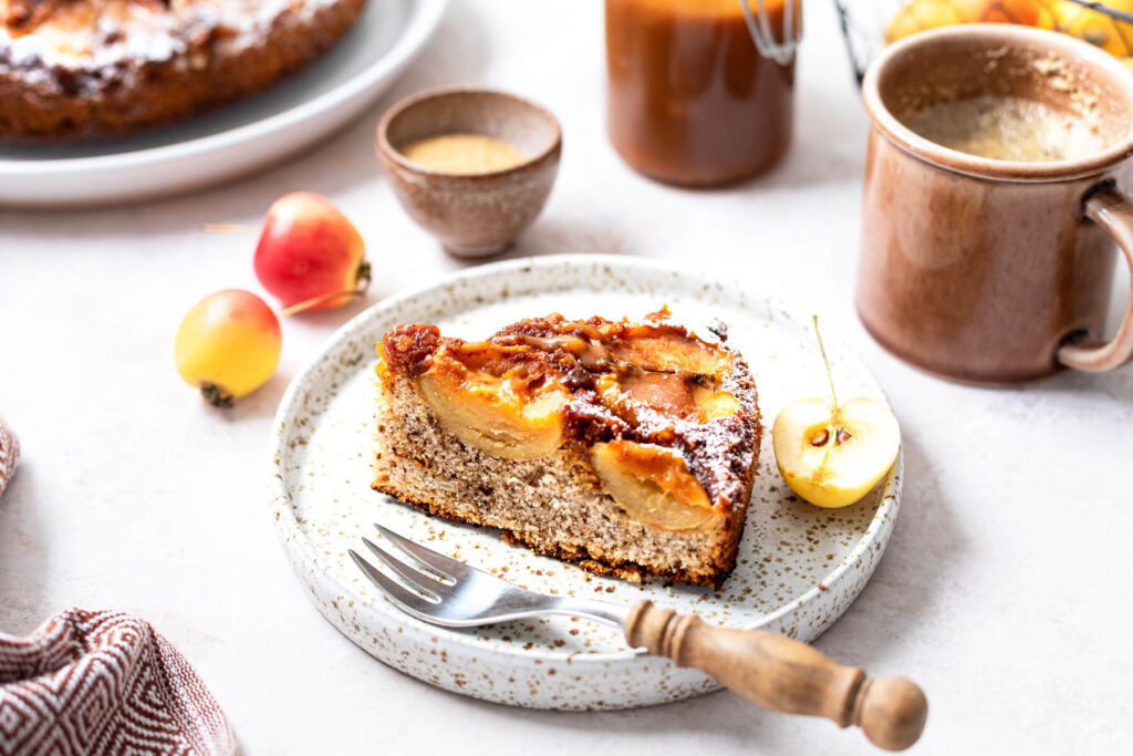 Gestürzter Apfelkuchen mit Walnüssen (Rührteig)