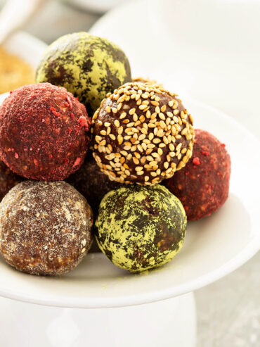 Gesunde Dattel-Pralinen ohne Backen mit 5 verschiedenen Toppings