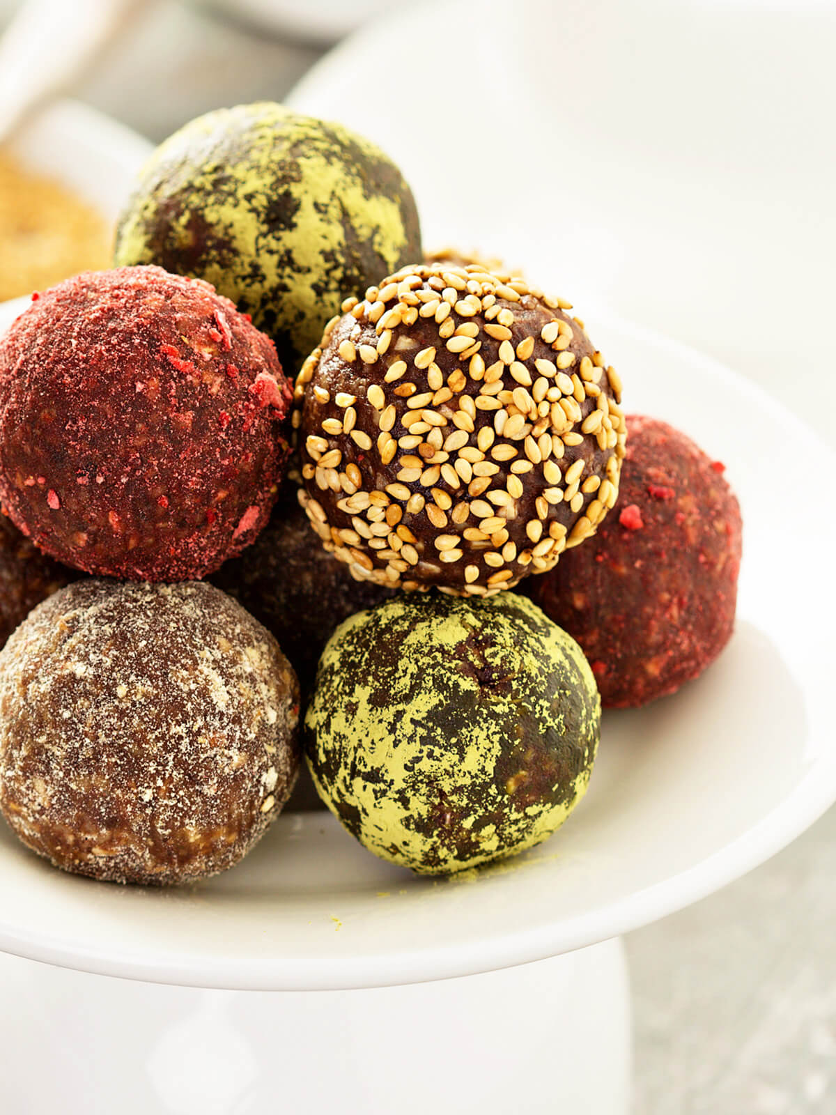 Gesunde Dattel-Pralinen ohne Backen mit 5 verschiedenen Toppings