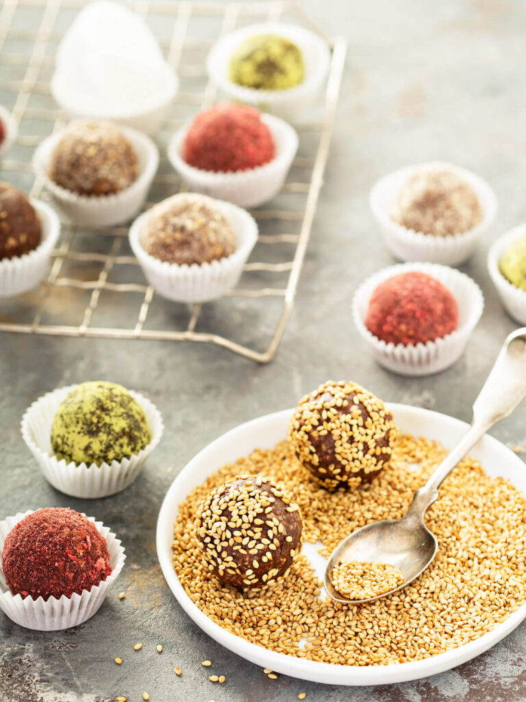 Gesunde Dattel-Pralinen ohne Backen mit 5 verschiedenen Toppings