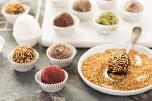 Gesunde Dattel-Pralinen ohne Backen mit 5 verschiedenen Toppings
