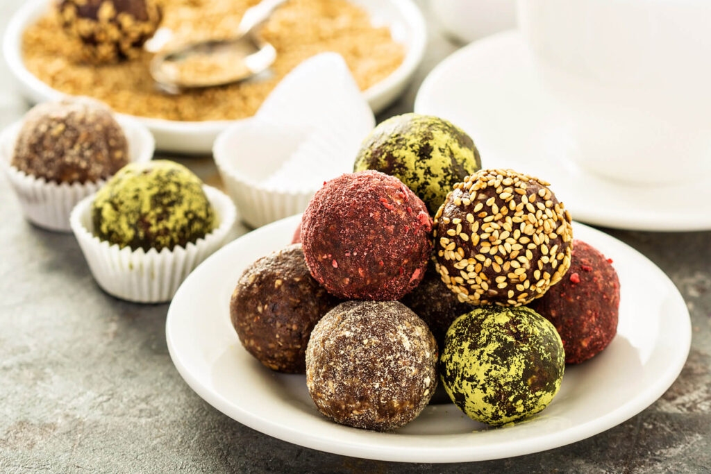 Gesunde Dattel-Pralinen ohne Backen mit 5 verschiedenen Toppings
