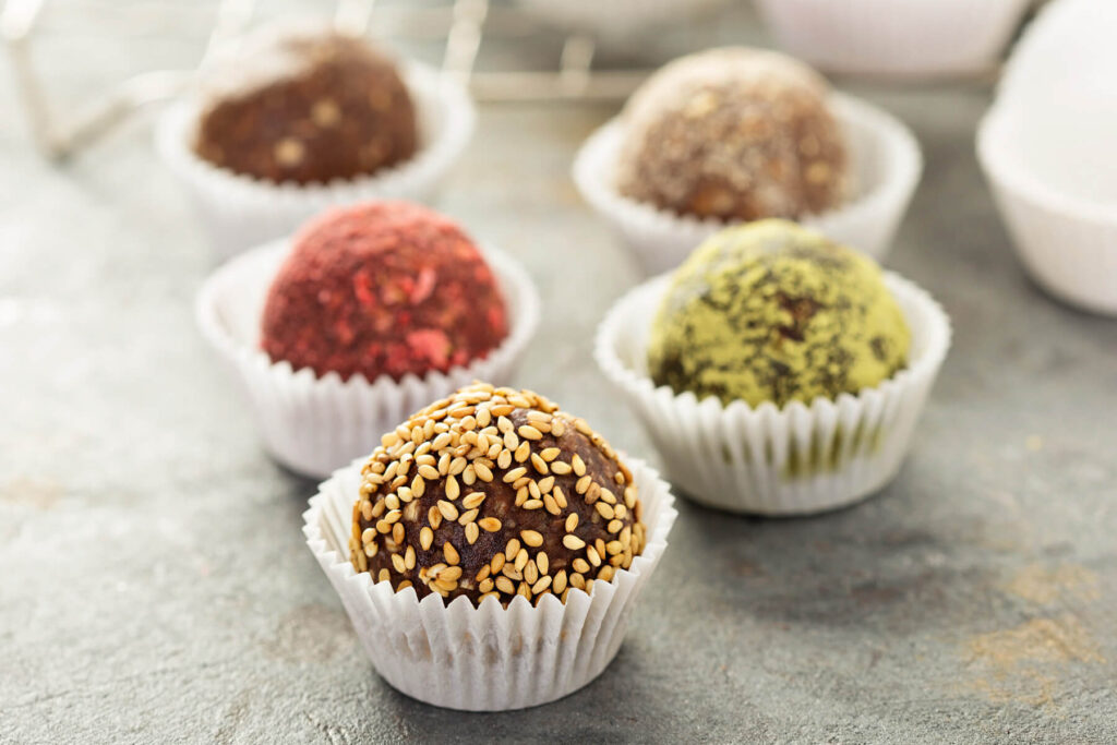 Gesunde Dattel-Pralinen ohne Backen mit 5 verschiedenen Toppings
