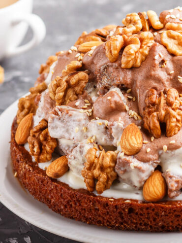 Grafenruine-Torte – Schokoladige Torte mit Sauerrahm-Creme und Nüssen