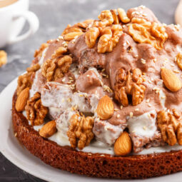 Grafenruine-Torte – Schokoladige Torte mit Sauerrahm-Creme und Nüssen