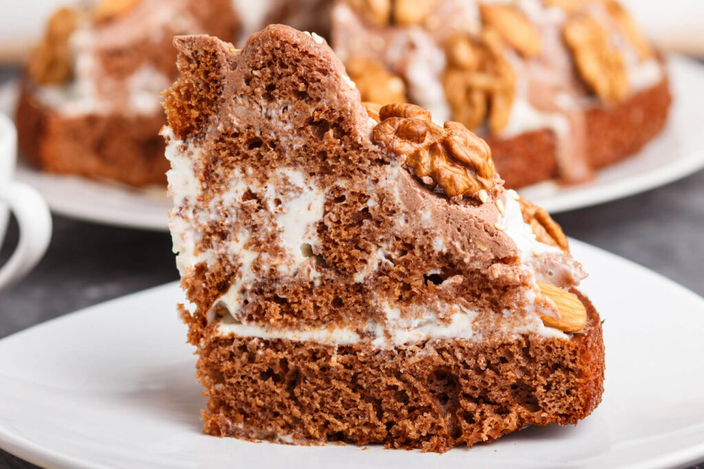Grafenruine-Torte – Schokoladige Torte mit Sauerrahm-Creme und Nüssen