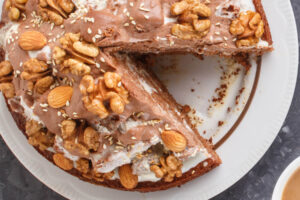 Grafenruine-Torte – Schokoladige Torte mit Sauerrahm-Creme und Nüssen