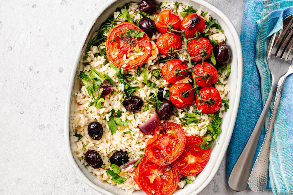 Griechischer Gemüse-Reistopf mit Tomaten und Oliven