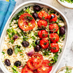 Griechischer Gemüse-Reistopf mit Tomaten und Oliven