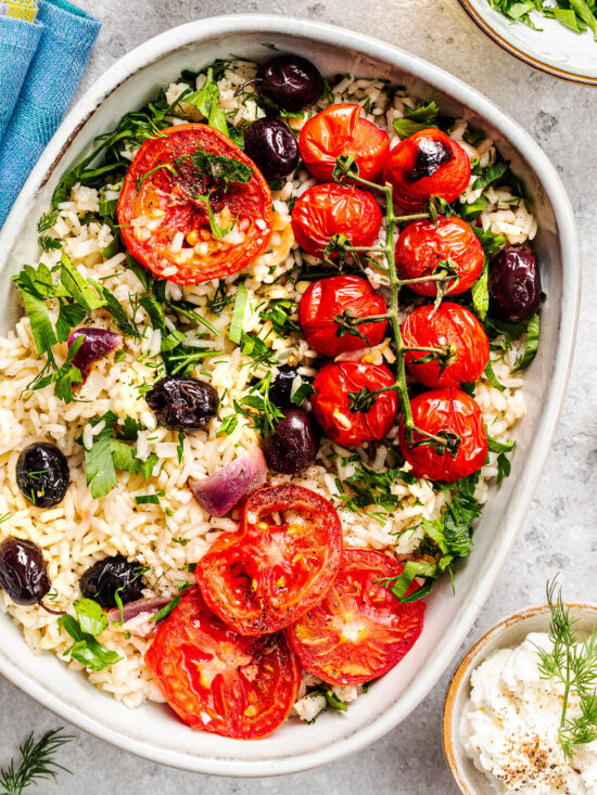Griechischer Gemüse-Reistopf mit Tomaten und Oliven