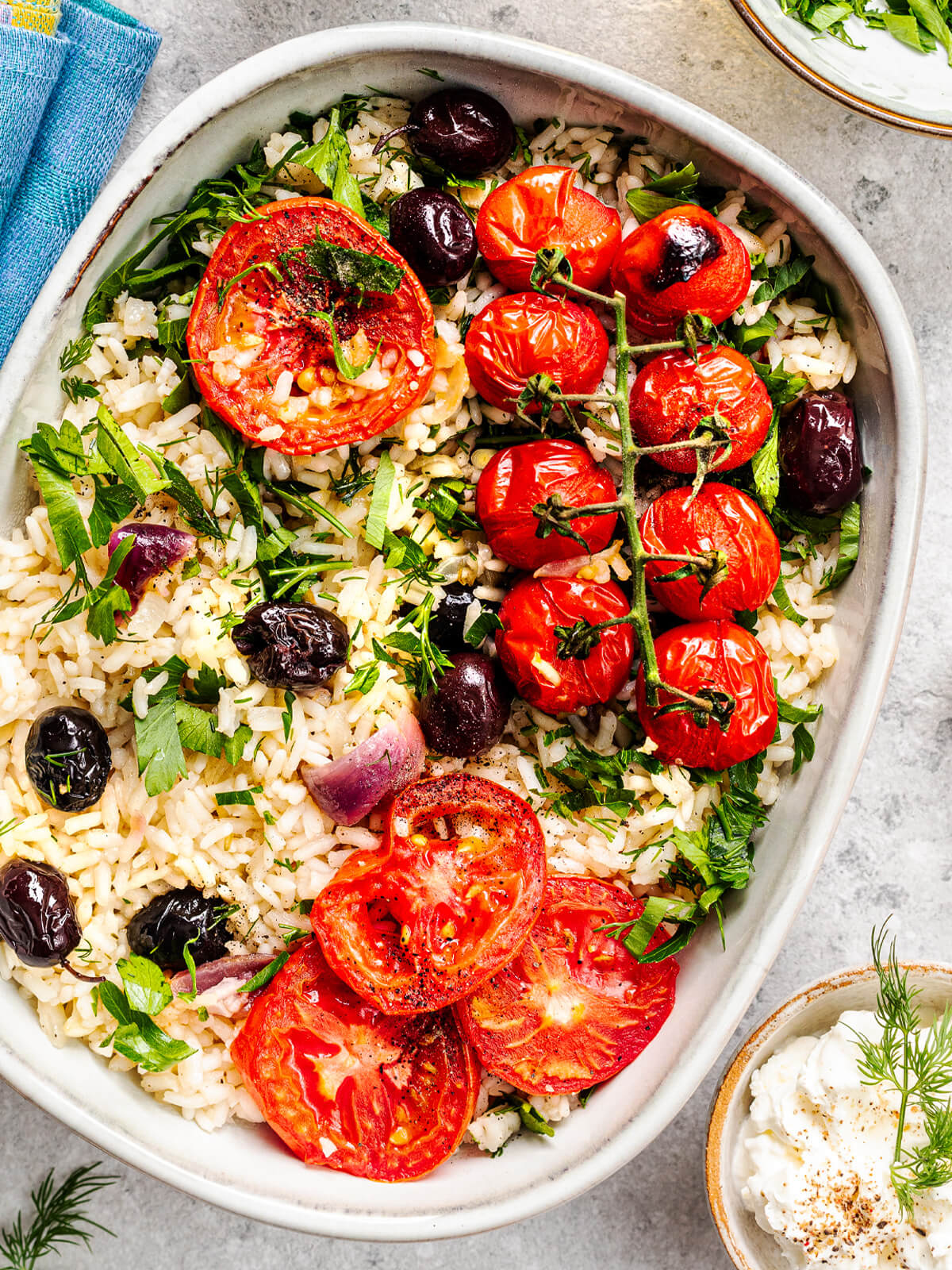 Griechischer Gemüse-Reistopf mit Tomaten und Oliven