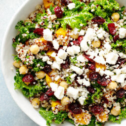 Grünkohl-Quinoa-Salat mit geröstetem Butternusskürbis