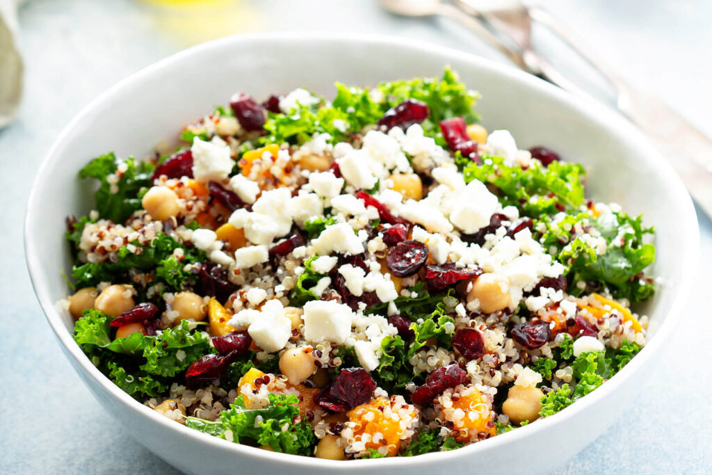 Grünkohl-Quinoa-Salat mit geröstetem Butternusskürbis