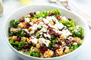 Grünkohl-Quinoa-Salat mit geröstetem Butternusskürbis