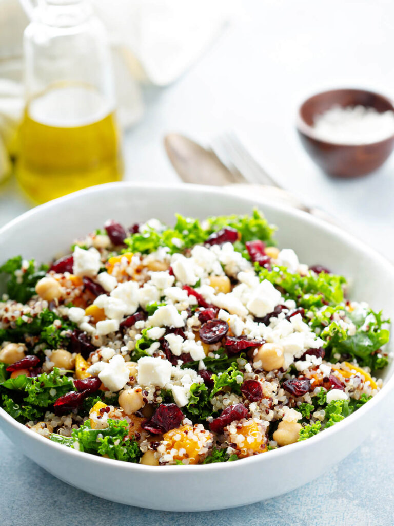 Grünkohl-Quinoa-Salat mit geröstetem Butternusskürbis
