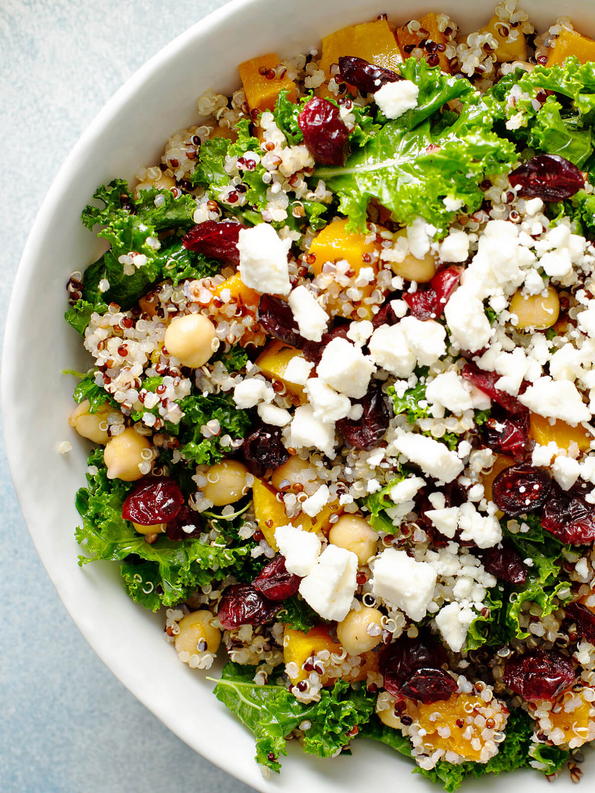 Grünkohl-Quinoa-Salat mit geröstetem Butternusskürbis