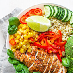 Hähnchen-Bulgur-Bowl mit Avocado und frischem Gemüse