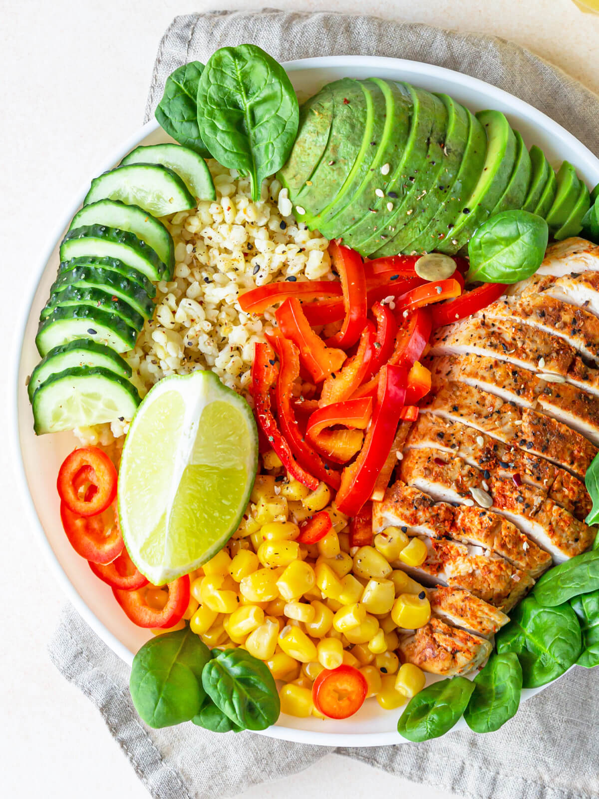 Hähnchen-Bulgur-Bowl mit Avocado und frischem Gemüse