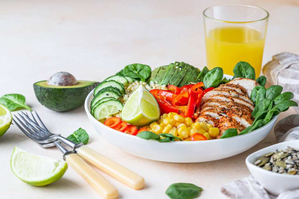 Hähnchen-Bulgur-Bowl mit Avocado und frischem Gemüse