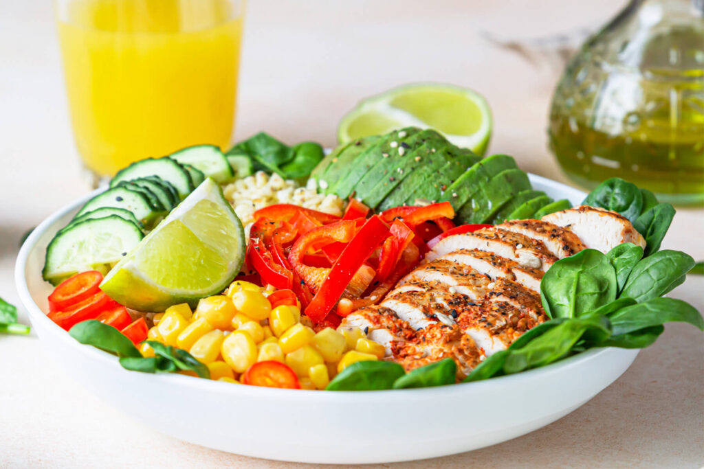 Hähnchen-Bulgur-Bowl mit Avocado und frischem Gemüse